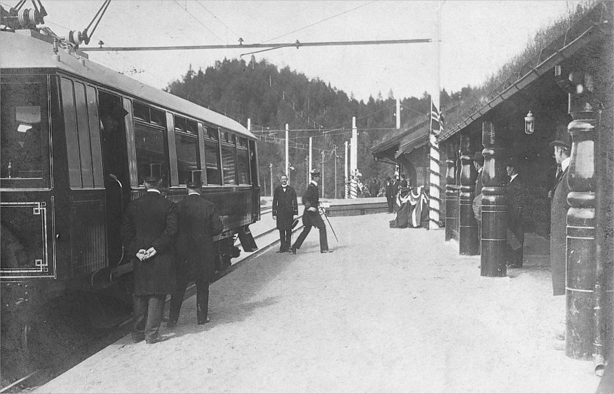 Haakon VII stiger av på Svorkmo stasjon.