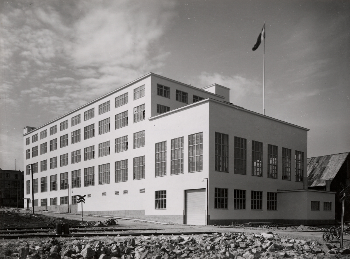 AB Asea Svetsmaskiners nya fabrilsbyggnad vid Hammarby industriområde, sedd från nordost.