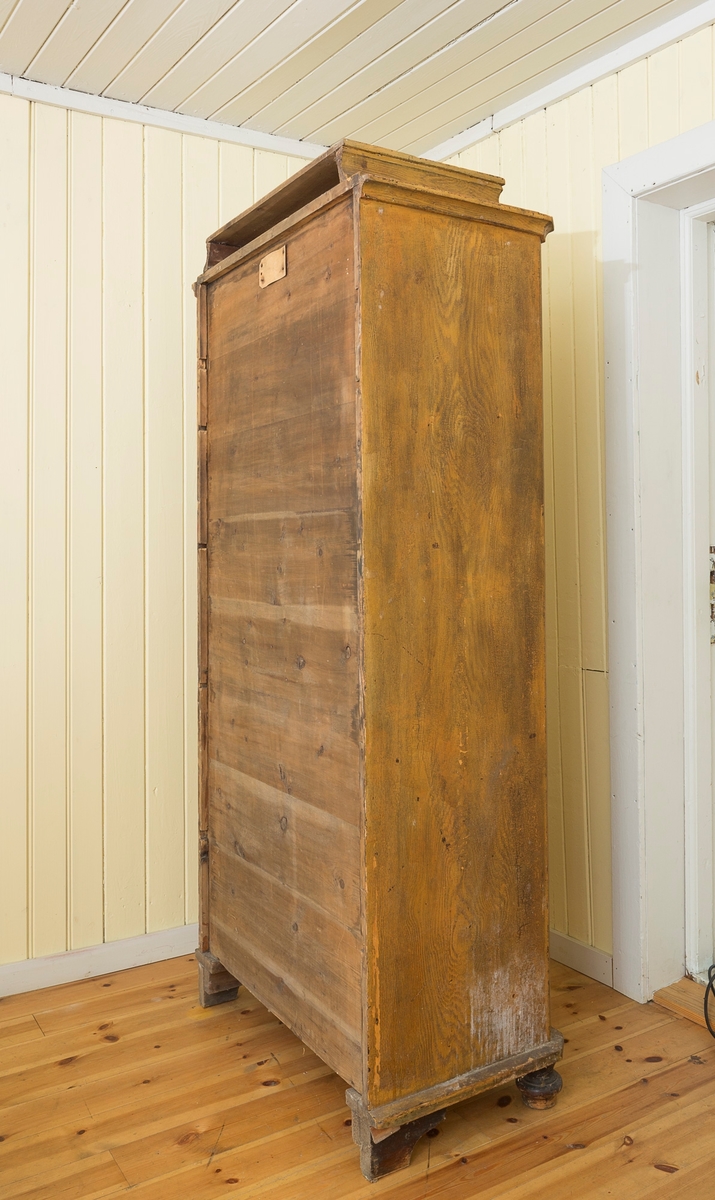 Skap med to skuffer. Lås på skuffene i messing. Skapdør mangler lås. Mangler nøkkel. 4 hyller på innsiden av skapet.