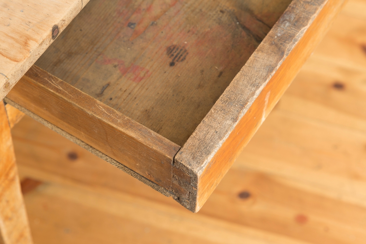 Spisebord med skuff. Satt sammen av 4 bordplater. Manglet lås og nøkkel. Lakkerte ben.