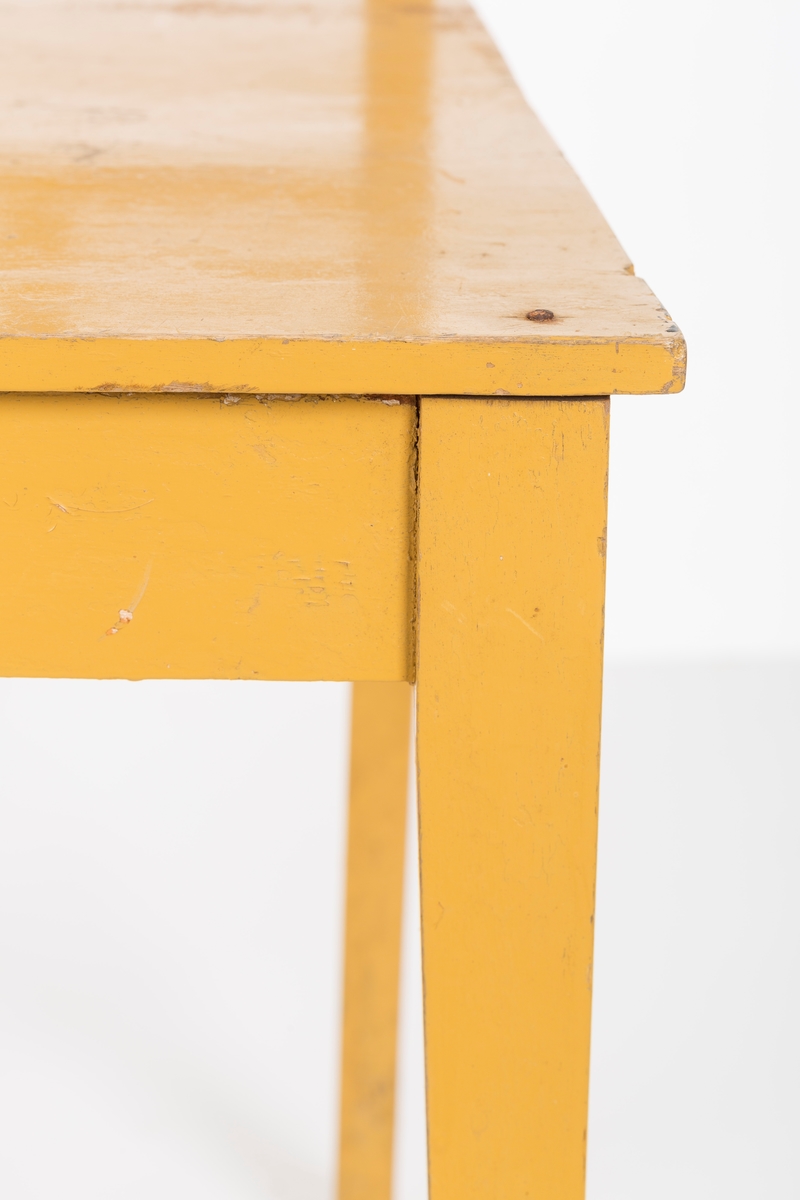 Stol i treverk, malt. Rygg med spiler. Den ene stolen har vært brukt betydelig røffere enn den andre.