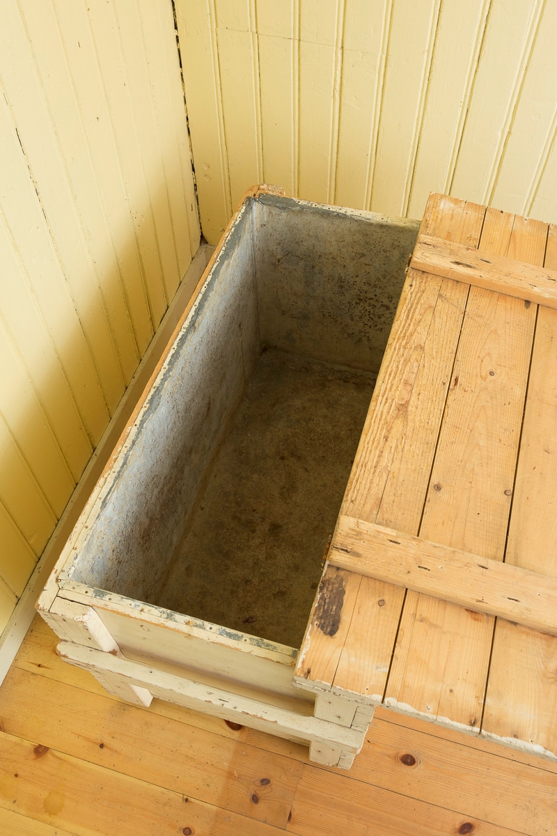 Trekasse kledd med tynn blikk antagelig sink på innsiden. Trolig brukt som kjølekasse. Åpnes med to jernhenglser på oversiden.