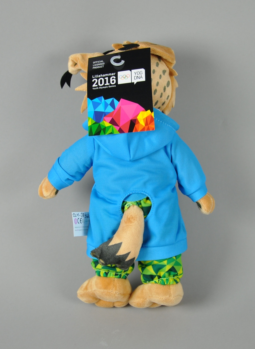 Maskot - en gaupe kalt Sjogg - ikledd lyseblå hettegenser, grønne bukser og brune slalombriller. Genseren har logo for Lillehammer 2016 Youth Olympic Games.