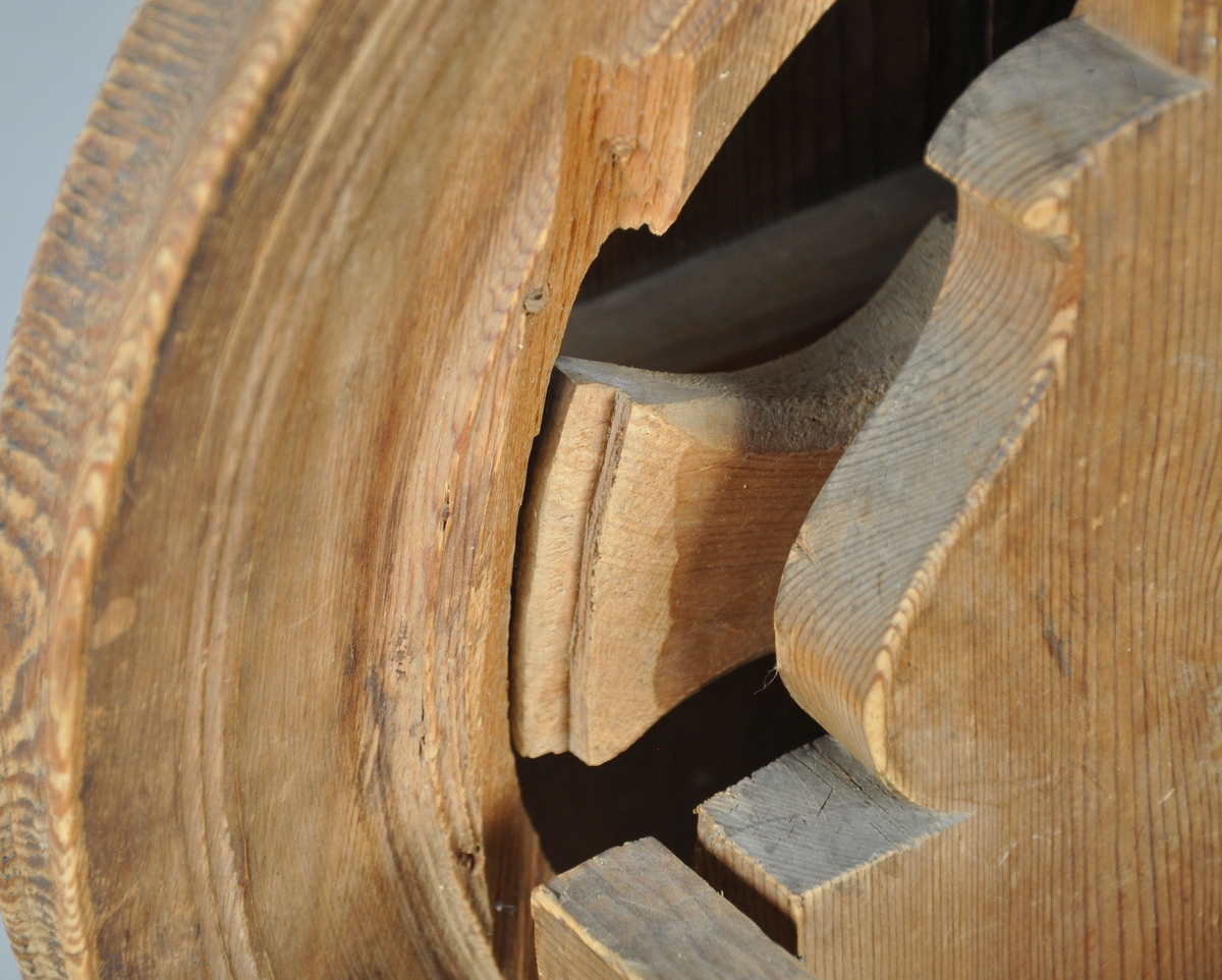 Spolrokk med kasse til fiber. Spolrokken er armert med jern på toppartiet. Skrue på toppen er dreiet. Felgen er satt sammen av to trestykker som har løsnet, men festet igjen med jernarmering. Ekene er grovt utskjært og muligens påsatt i senere tid - den ene eken sitter løst fra felgen. De to oppstanderplatene er sveifet. Håndtaket som spinner hjulet er av lyst tre som er oljet og troligvis satt på i senere tid.

I kassen ligger et dreiet håndtak av bein.