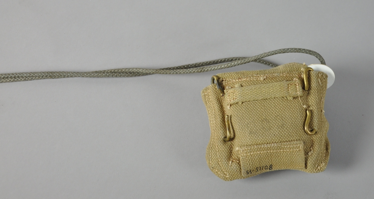 Sort kompass av metall. Til kompasset følger det med en taske av stoff. Tasken har hemper for feste til belte.