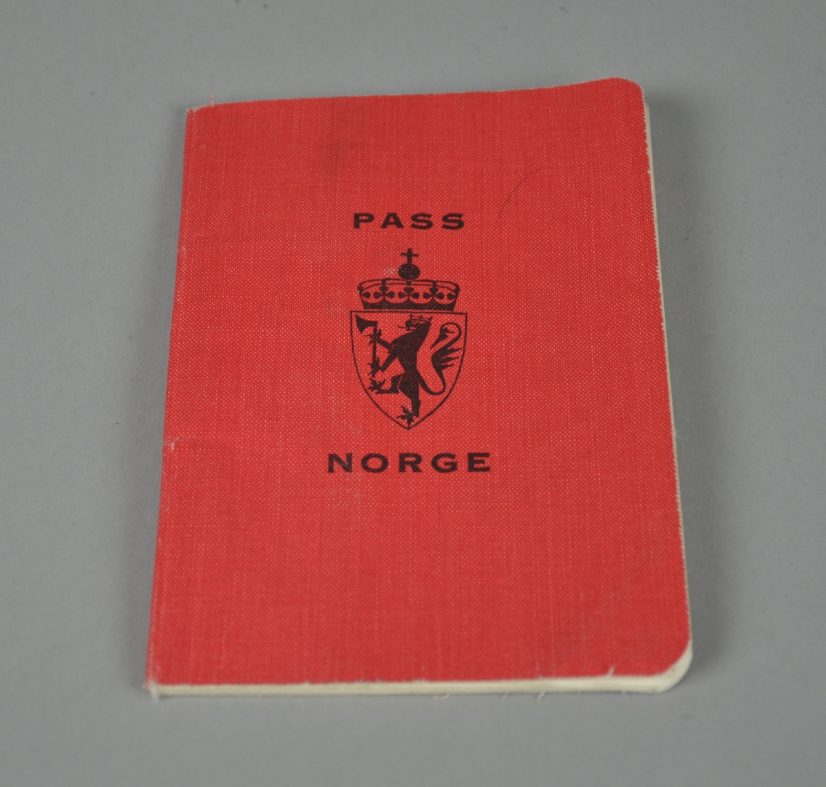 Norsk pass av rødfarget papir.