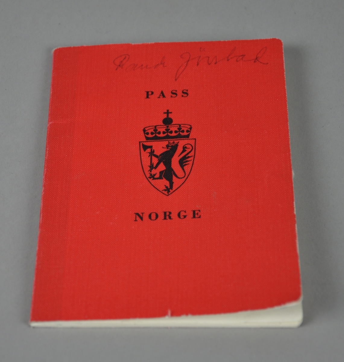 Norsk pass av rødfarget papir.