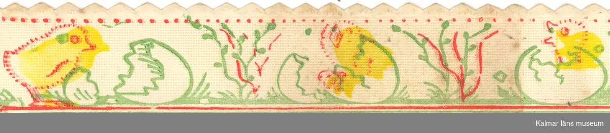 KLM 39586:65 Hyllremsa av papper. En obruten rulle. Motiv, påsk med kycklingar, äggskal, gräs och växter. I färgerna, grönt, gult och rött på vit botten.