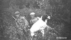 To menn på jakt med hund