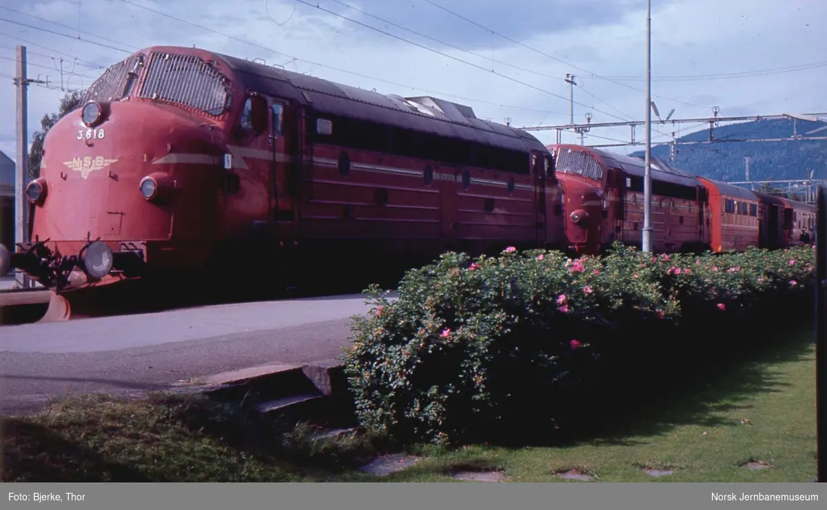 Diesellokomotivene Di 3 618 og 609 foran ekspresstog 402 på Lillehammer stasjon