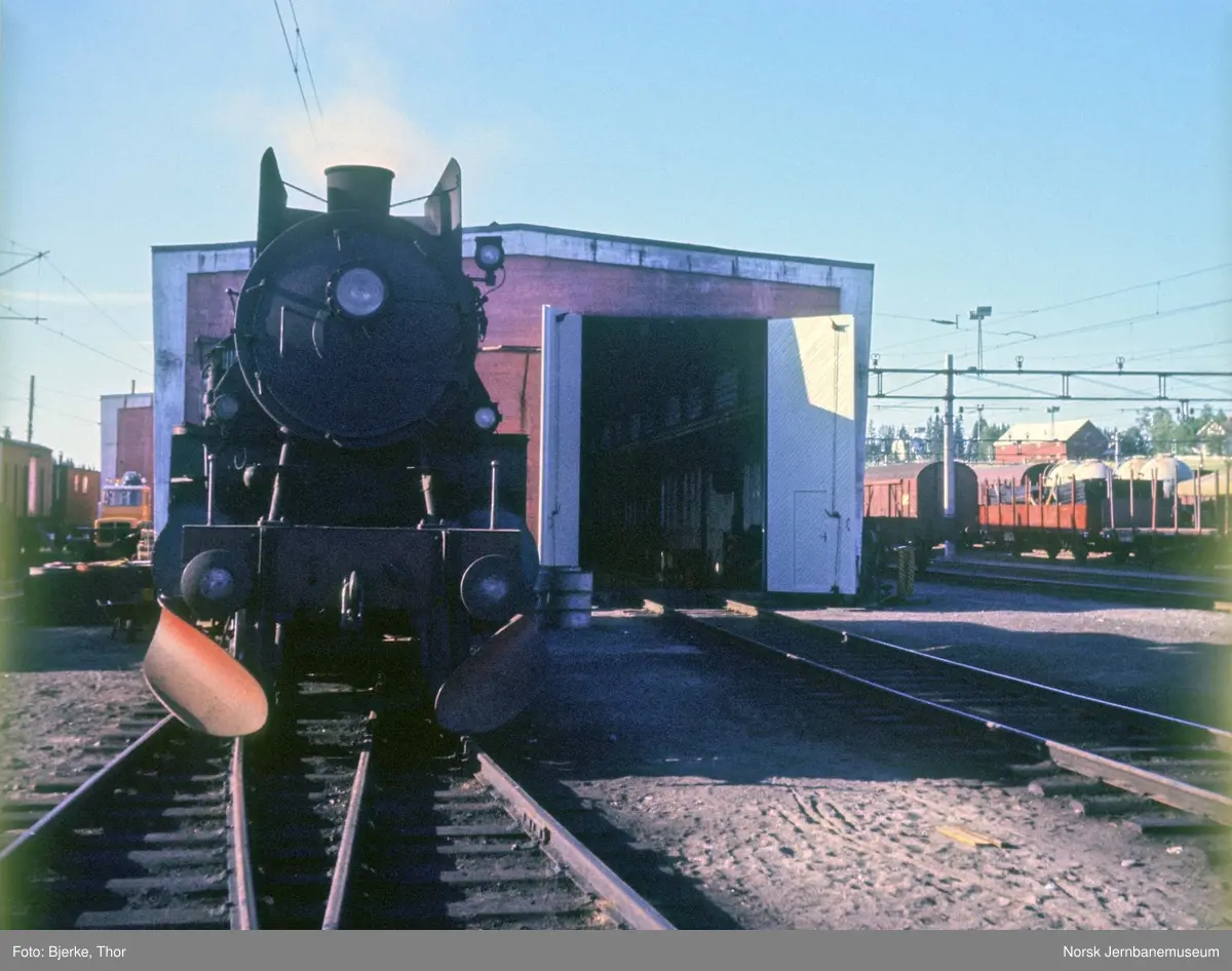 Damplokomotiv type 31b nr. 451 fremfor lokomotivstallen på Eina stasjon