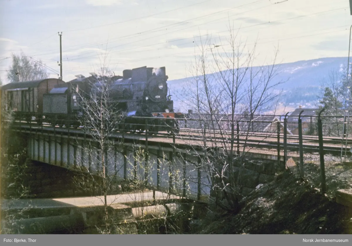 Ilgodstog 5705 er ankommet Lillehammer stasjon med El 13 2134 og hjelpelokomotiv type 26c nr. 434 - hvor hjelpelokomotivet kobles ut før retur som løslokomotiv til Hamar
