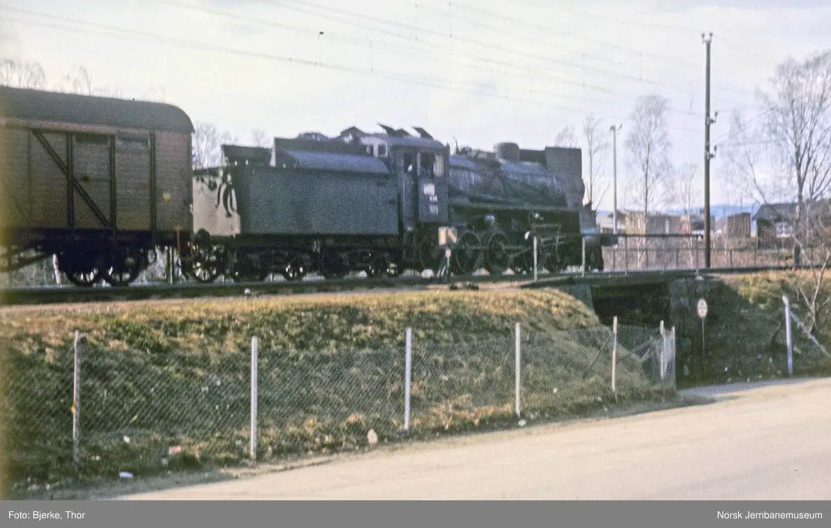 Ilgodstog 5705 er ankommet Lillehammer stasjon med El 13 2134 og hjelpelokomotiv type 26c nr. 434 - hvor hjelpelokomotivet kobles ut før retur som løslokomotiv til Hamar