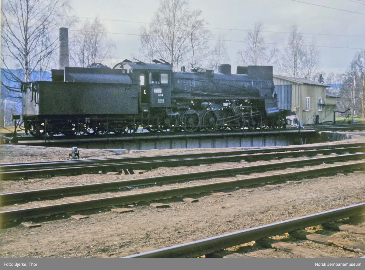 Ilgodstog 5705 er ankommet Lillehammer stasjon med El 13 2134 og hjelpelokomotiv type 26c nr. 434 - hvor hjelpelokomotivet kobles ut før retur som løslokomotiv til Hamar