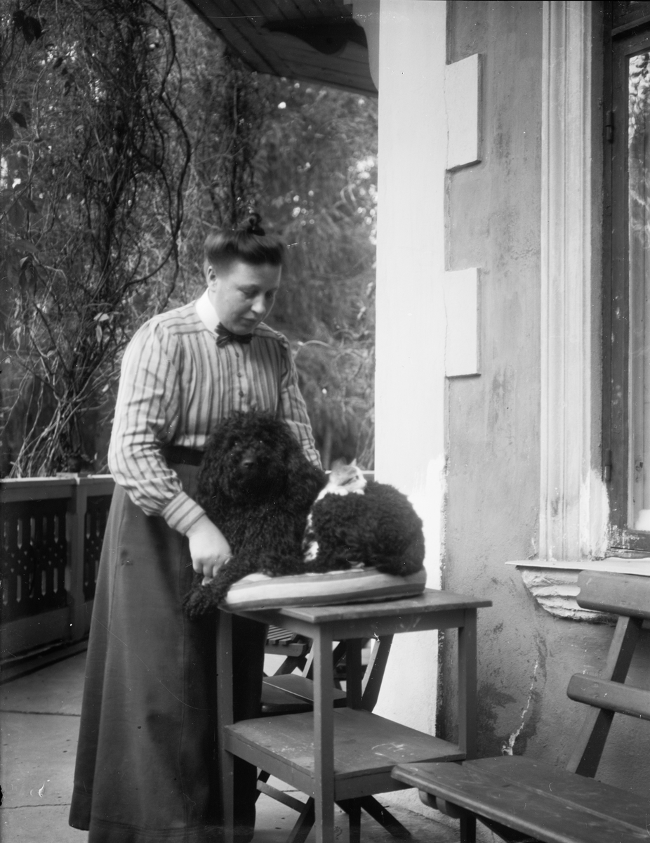 Kvinna med hund på verandan i Göksbo, Altuna socken, Uppland