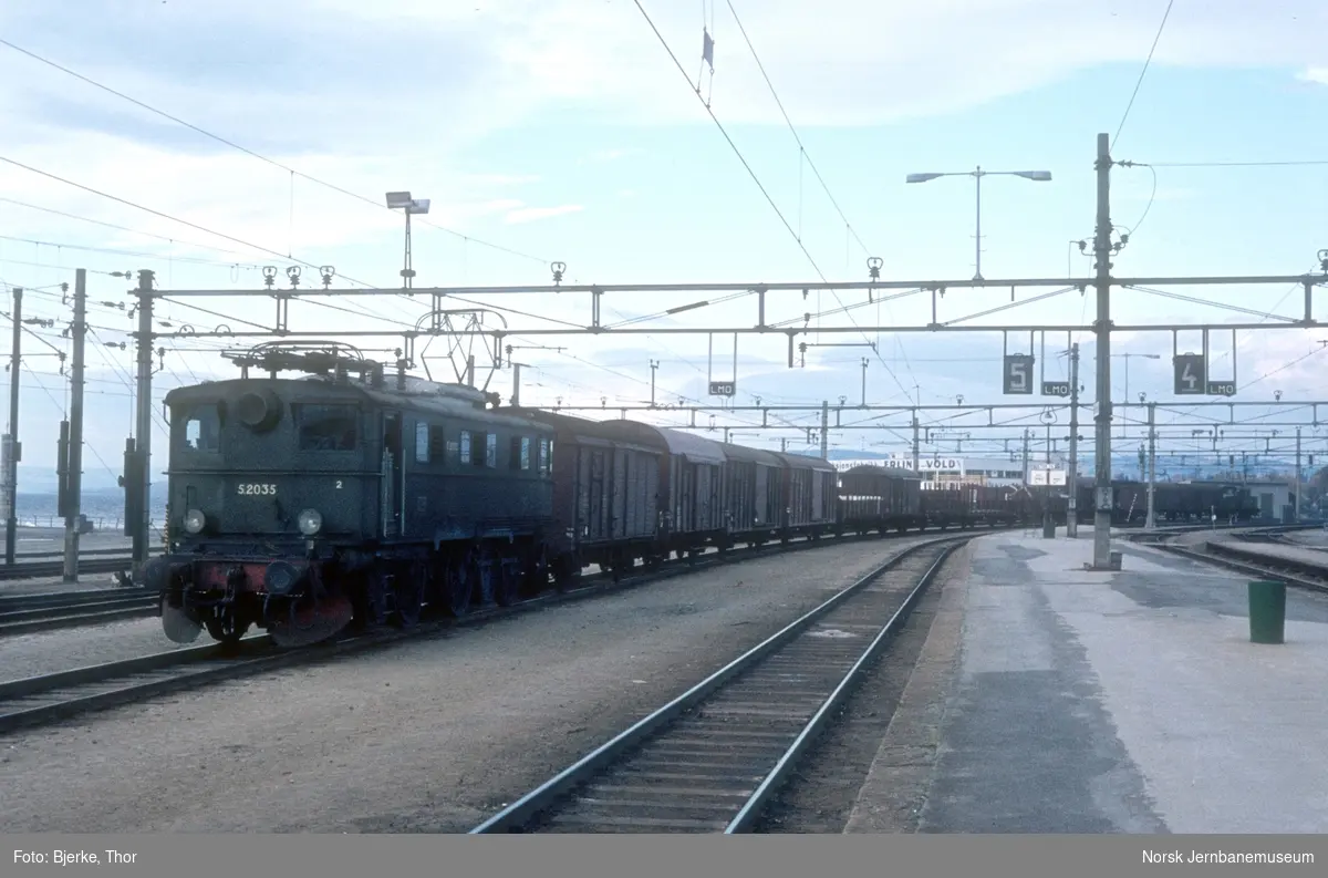 Godstog 5278 med elektrisk lokomotiv El 5 2035 på Hamar stasjon
