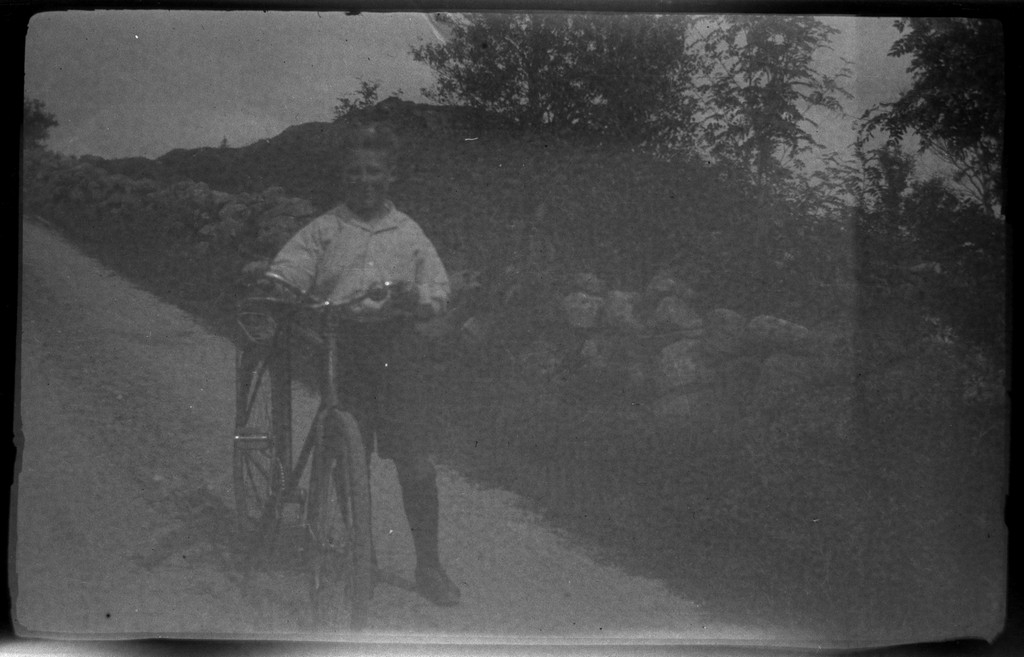 Fra Vaulen i Stavanger og Austrått i Sandnes. Frida og Paul Johannessen (Finn Johannessens foreldre) er til høyre på verandaen på bilde 1. Finn Johannessen står i speideruniform foran en sykkel på bilde 5. Robåten på bilde 6 har speidermerke i baugen.