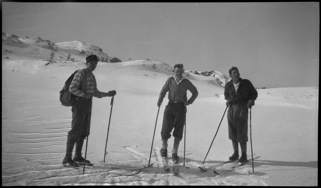 Per og Alf Årseth, Reidar Gjissen(?), Tor Tørresen, Per Roth og Finn Johannessen på skitur i nærheten av Fjellberg i Suldal. Det er bilder fra flere pauser.