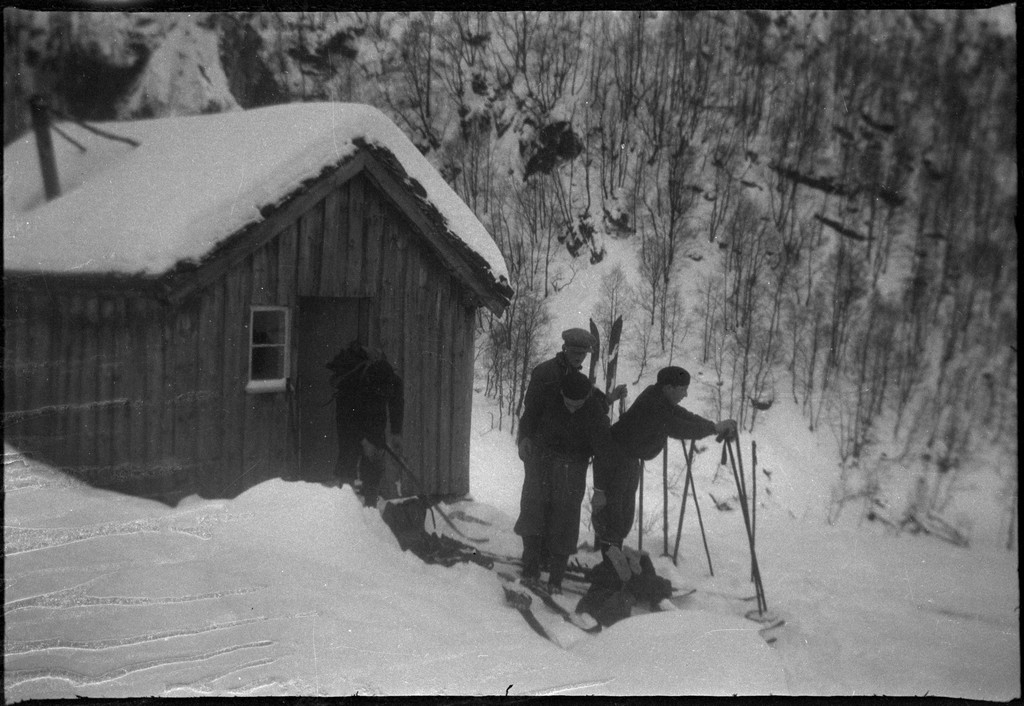 Per og Alf Årseth, Børre Børresen og Sigurd Hamre i tillegg til fotografen på skitur i nærheten av Fjellberg i Suldal. Det er bilder fra ulike sel, ei bu de overnattet i og fra fjellet.