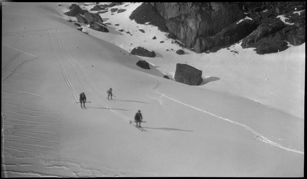 Per og Alf Årseth, Reidar Gjissen(?), Tor Tørresen, Per Roth og Finn Johannessen på skitur i nærheten av Fjellberg i Suldal. Det er bilder fra flere pauser.