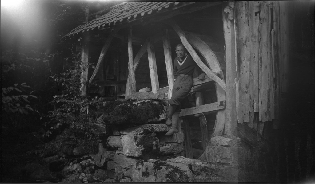 Per og Alf Årseth og Finn Johannessen på sykkeltur i Sogn og Fjordane og Møre og Romsdal. Det er bilder fra fjellturer og -topper, fra fjorder og fjell, bygder og byen Ålesund.
Bilde nr. 2 er av Skodjebrua i Skodje. Bilde nr. 3 er av Kolåstind i Standal, med Sylen og Fingeren til høyre. Bilde nr. 9 er fra Kongens gate i Ålesund. Bilde nr. 11 er tatt over Hjørundfjorden med Langenestinden og Store Standal på motsatt side. Bilde nr. 20-21 er fra Ålesund.