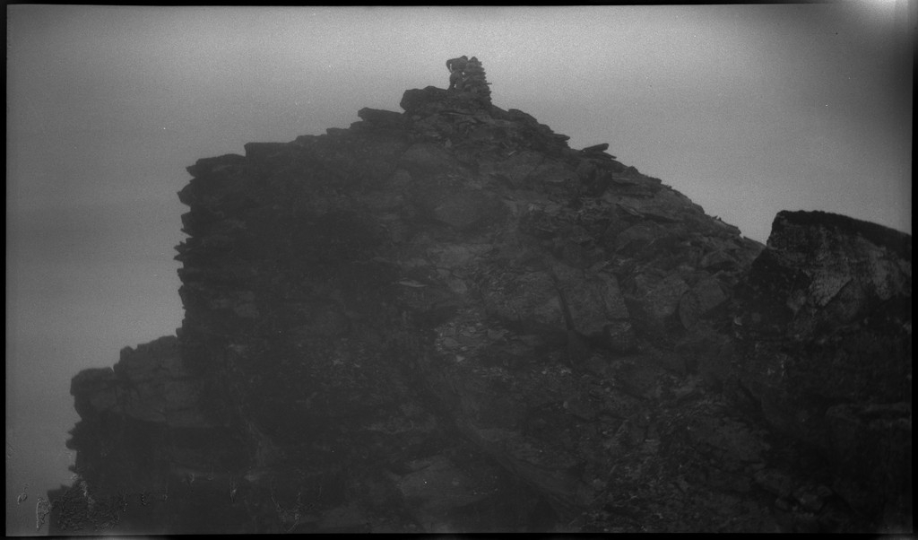 Per og Alf Årseth og Finn Johannessen på sykkeltur i Sogn og Fjordane og Møre og Romsdal. Det er bilder fra fjellturer og -topper, fra fjorder og fjell, bygder og byen Ålesund.
Bilde nr. 2 er av Skodjebrua i Skodje. Bilde nr. 3 er av Kolåstind i Standal, med Sylen og Fingeren til høyre. Bilde nr. 9 er fra Kongens gate i Ålesund. Bilde nr. 11 er tatt over Hjørundfjorden med Langenestinden og Store Standal på motsatt side. Bilde nr. 20-21 er fra Ålesund.