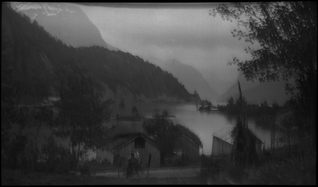 Per og Alf Årseth og Finn Johannessen på sykkeltur i Sogn og Fjordane og Møre og Romsdal. Det er bilder fra fjellturer og -topper, fra fjorder og fjell, bygder og byen Ålesund.
Bilde nr. 2 er av Skodjebrua i Skodje. Bilde nr. 3 er av Kolåstind i Standal, med Sylen og Fingeren til høyre. Bilde nr. 9 er fra Kongens gate i Ålesund. Bilde nr. 11 er tatt over Hjørundfjorden med Langenestinden og Store Standal på motsatt side. Bilde nr. 20-21 er fra Ålesund.