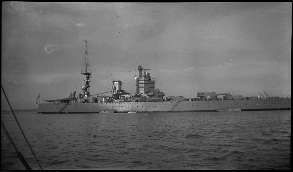 Slagskipet "HMS Rodney" fra den britiske marine. Bildene er tatt fra seilbåten "Vilja".