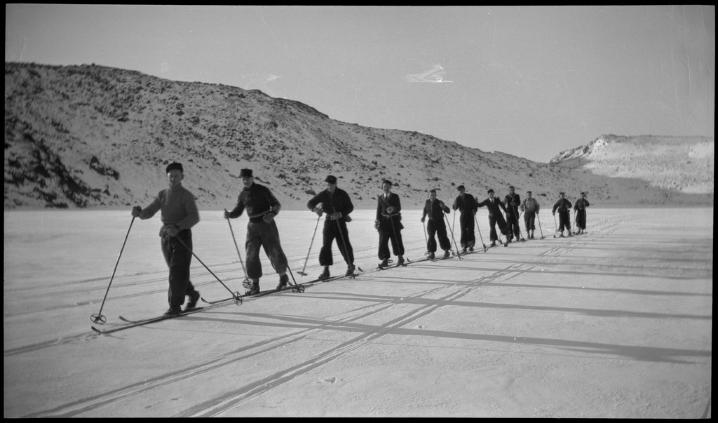 En gjeng unge menn på skitur i fjellene øst for Madland. Det er bilder av brødrene Idar og Arvid og hele gjengen samlet og på ski. På bilde nr. 3 er også Finn Johannessen portrettert sammen med en av brødrene Tollefsen.