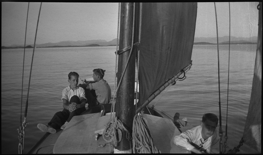 Nils Sørensen, Holst, T. Sigvaldsen og Per Årseth på seilbåten "Vilja" under høstregattaen utenfor Stavanger i 1934.