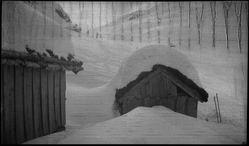 En guttegjeng på skitur i fjellene ovenfor Saudasjøen. Det er bilder av gjengen som går oppover bakkene, og fra en pause ved en gammel hytte.