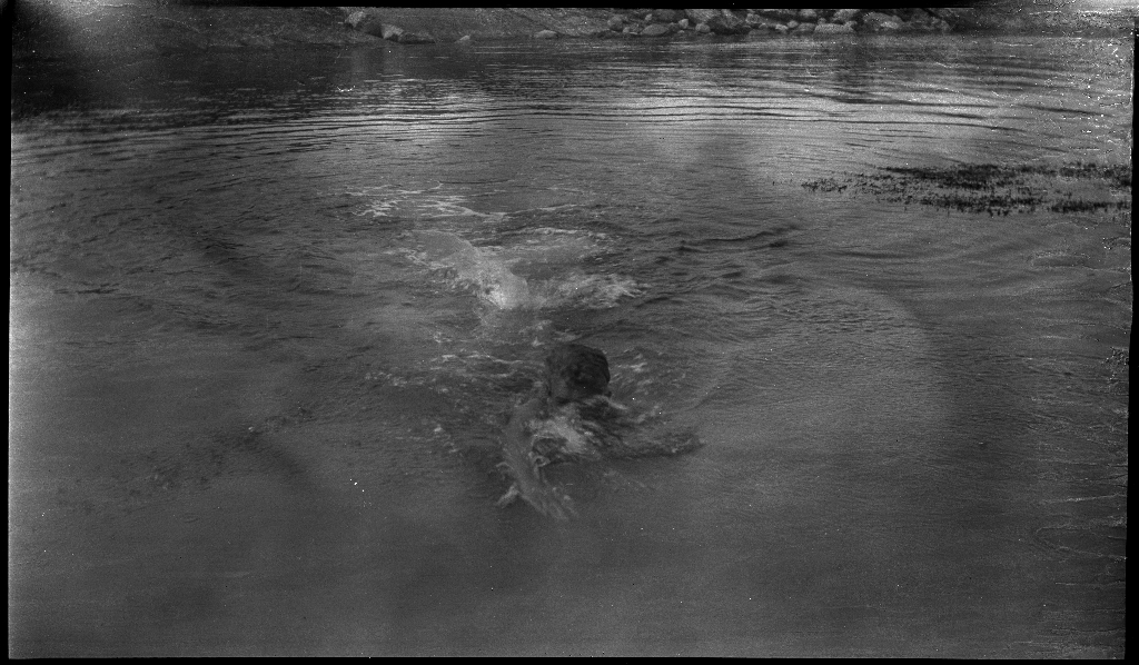 Bilder fra en rotur en sommerdag. Harald Tollefsen svømmer, stuper og går på hendene på stupebrettet og Magne Wabø ror nordlandsbåten.