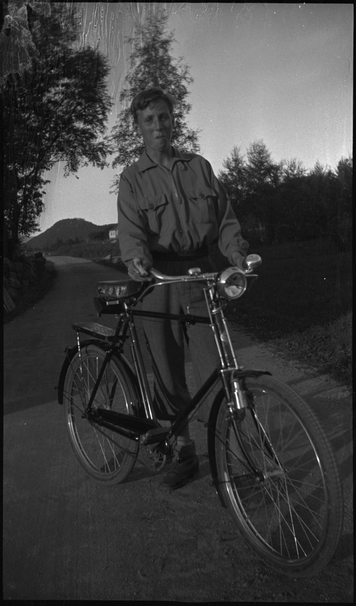 Bilder fra en sykkeltur mellom Kjølevik og Tau i Strand kommune. Det er helbilder av Finn Johannessen, Arne Rasmussen og Korsvold med syklene sine, det er bilder fra sykling og av landskapet og bygdene. Finn Johannessen er på bilde nr. 5 og 8.
