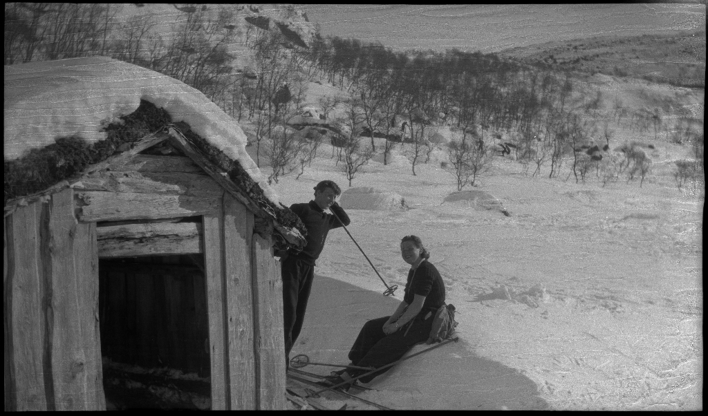 En stor gjeng med unge menn og kvinner på skitur i Lyseheiene og Ryfylkeheiene. Lindtner er til høyre på bilde nr. 2 og til venstre på bilde nr. 7. De reiser med et dampskip som ser ut til å hete "Lysefjord".