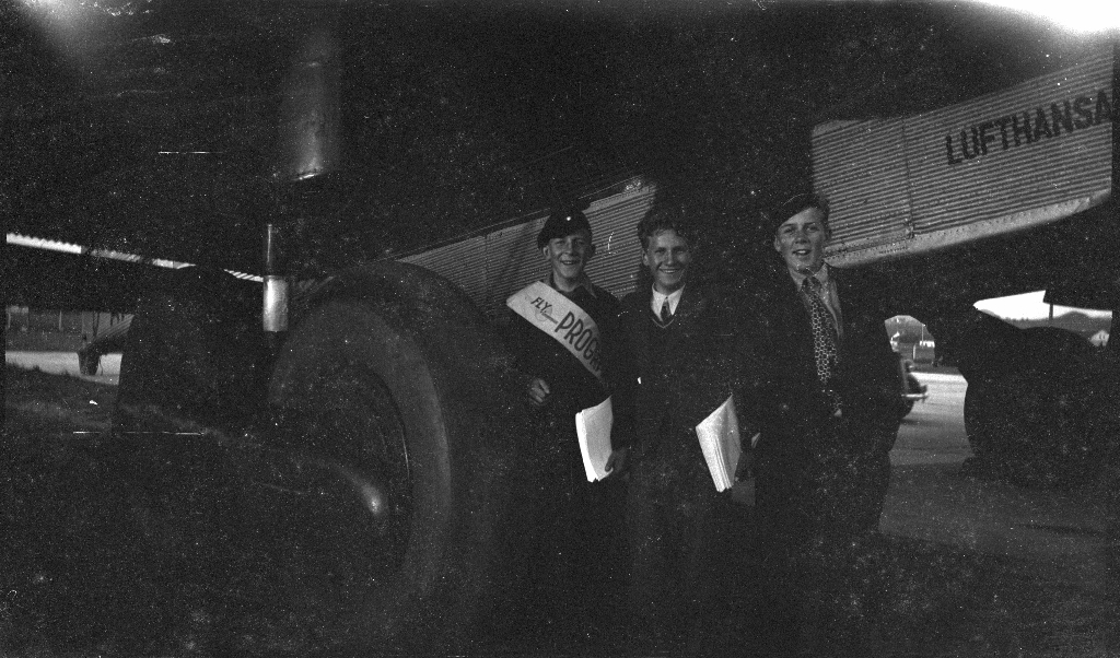 Bilder fra åpningen av den sivile flyplassen på Sømmesletta på Sola. Bildene viser folk som titter på flyene og helikoptrene som besøkte flyplassen fra inn- og utland i anledning åpningen. Det er flere bilder fra et stort passasjerfly fra Lufthansa med påskriften "Generalfeldmarschall von Hindenburg" og "D-APIS". Det er også et bilde fra en kanonbåt.