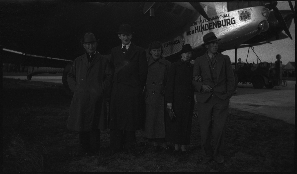 Bilder fra åpningen av den sivile flyplassen på Sømmesletta på Sola. Bildene viser folk som titter på flyene og helikoptrene som besøkte flyplassen fra inn- og utland i anledning åpningen. Det er flere bilder fra et stort passasjerfly fra Lufthansa med påskriften "Generalfeldmarschall von Hindenburg" og "D-APIS". Det er også et bilde fra en kanonbåt.