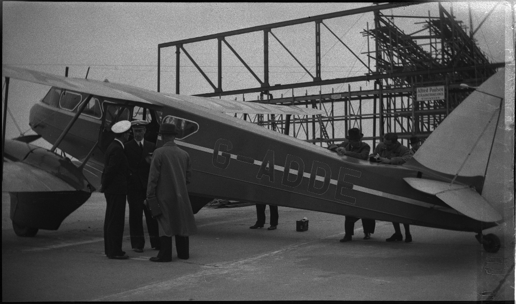 Bilder fra åpningen av den sivile flyplassen på Sømmesletta på Sola. Bildene viser folk som titter på flyene og helikoptrene som besøkte flyplassen fra inn- og utland i anledning åpningen. Det er flere bilder fra et stort passasjerfly fra Lufthansa med påskriften "Generalfeldmarschall von Hindenburg" og "D-APIS". Det er også et bilde fra en kanonbåt.