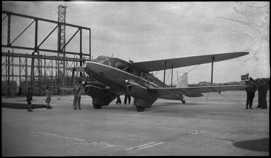 Bilder fra åpningen av den sivile flyplassen på Sømmesletta på Sola. Bildene viser folk som titter på flyene og helikoptrene som besøkte flyplassen fra inn- og utland i anledning åpningen. Det er flere bilder fra et stort passasjerfly fra Lufthansa med påskriften "Generalfeldmarschall von Hindenburg" og "D-APIS". Det er også et bilde fra en kanonbåt.