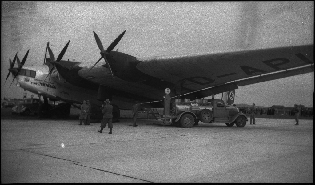 Bilder fra åpningen av den sivile flyplassen på Sømmesletta på Sola. Bildene viser folk som titter på flyene og helikoptrene som besøkte flyplassen fra inn- og utland i anledning åpningen. Det er flere bilder fra et stort passasjerfly fra Lufthansa med påskriften "Generalfeldmarschall von Hindenburg" og "D-APIS". Det er også et bilde fra en kanonbåt.