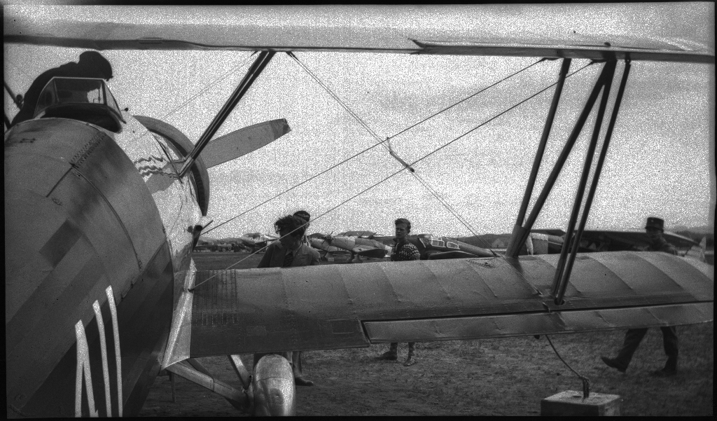 Bilder fra åpningen av den sivile flyplassen på Sømmesletta på Sola. Bildene viser folk som titter på flyene og helikoptrene som besøkte flyplassen fra inn- og utland i anledning åpningen. Det er flere bilder fra et stort passasjerfly fra Lufthansa med påskriften "Generalfeldmarschall von Hindenburg" og "D-APIS". Det er også et bilde fra en kanonbåt.