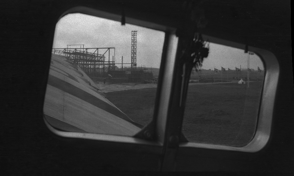 Bilder fra åpningen av den sivile flyplassen på Sømmesletta på Sola. Bildene viser folk som titter på flyene og helikoptrene som besøkte flyplassen fra inn- og utland i anledning åpningen. Det er flere bilder fra et stort passasjerfly fra Lufthansa med påskriften "Generalfeldmarschall von Hindenburg" og "D-APIS". Det er også et bilde fra en kanonbåt.