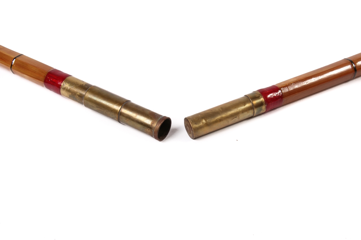 Tredelt fiskestang av type tohands splitcane med ekstra tupp og futeral. Den sekskanta stanga er laga av bambus og handtaket av kork.