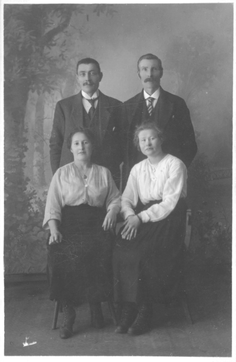 Album med portrettbilder. Albumet har tilhørt Aksel Konrad Mikkola og hans hustru Kathinka Marie, f. Mikkelsen. Det er nå i Solbjørg Mikkolas eie. Navnene til de portretterte er for en stor del ukjente, men mange er fra Neiden og Sør-Varanger. Kathinka kom opprinnelig fra Lofoten, og en del av bildene viser hennes familie i Nordland