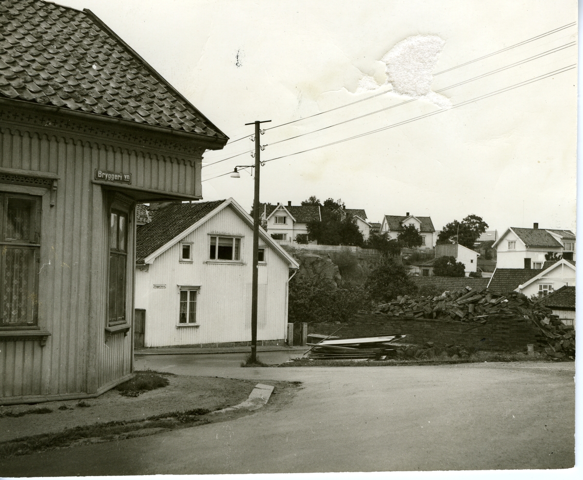 Bryggeriveien,
Bryggeriveien 19, postbud Solbergs hus.
Fossums gate (Elias Kræmmers gate),
Grønlifjellet i bakgrunnen.