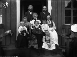 Rikard Berges fotoarkiv. Familieportrett. Presten Scheldrup 