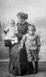 "Mamma Gunstensen. Helge Gunstensen 4 aar. Kaare Gunstensen 