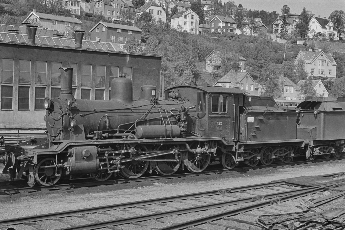 Hensatt damplokomotiv type 18c nr. 233 på Marienborg. Lokomotivet ble senere satt i drift igjen, bl.a. i snøryddingstjeneste.