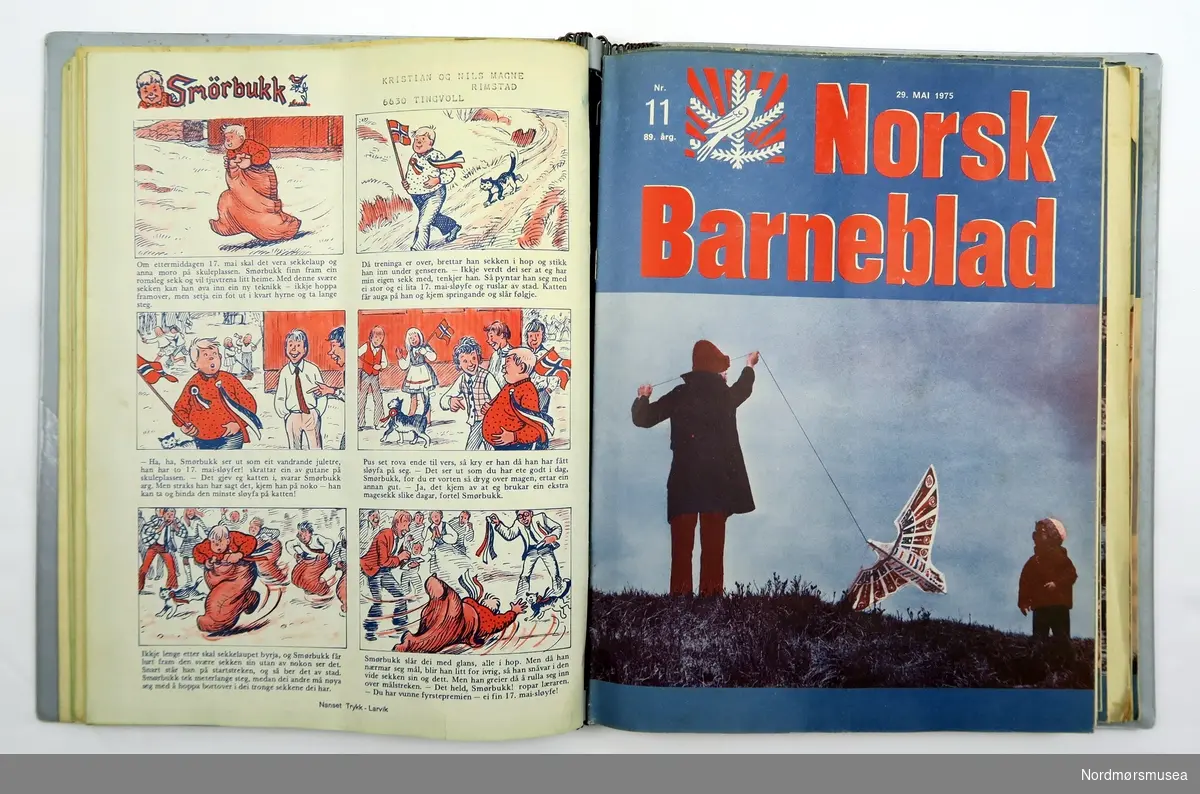 To plastikkpermar med samling av to årgangar av Norsk Barneblad