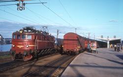 Lokomotiv El 8 2061 med godstog på Drammen stasjon
