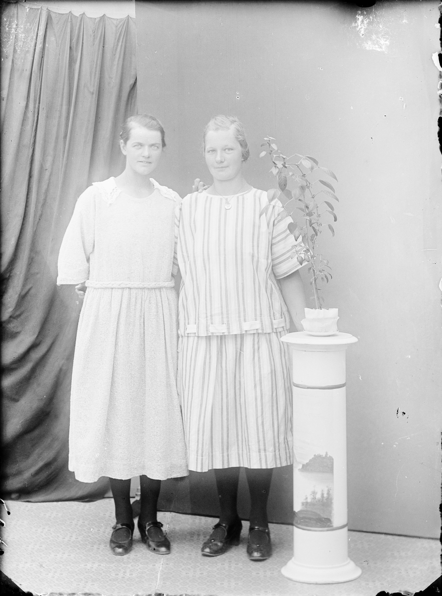 Ateljéporträtt - två unga kvinnor, Alunda, Uppland